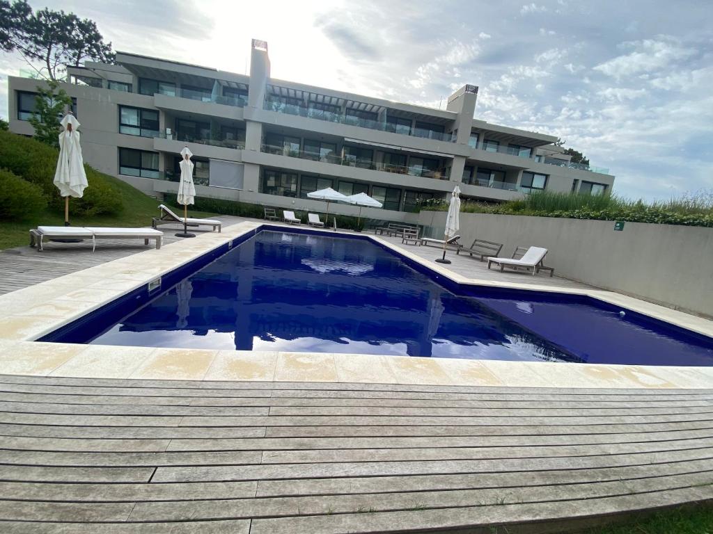 蒙得维的亚Exclusivo y elegante!的大楼前的游泳池