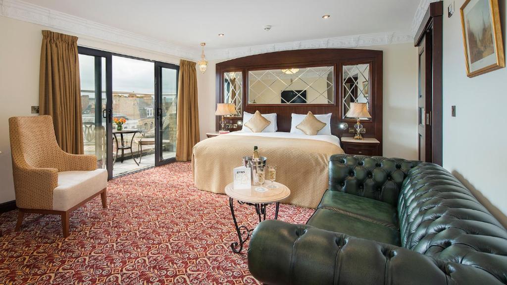 牛津乔治街酒店的酒店客房,配有床和沙发