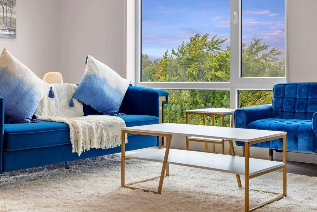 波士顿Luxurious&modern with balcony on the charles River的客厅配有2张蓝色沙发和1张咖啡桌
