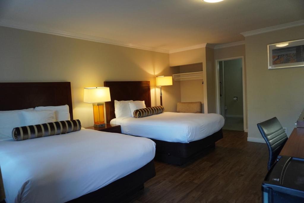 圣巴巴拉玫瑰花园汽车旅馆的酒店客房设有两张床和两盏灯。