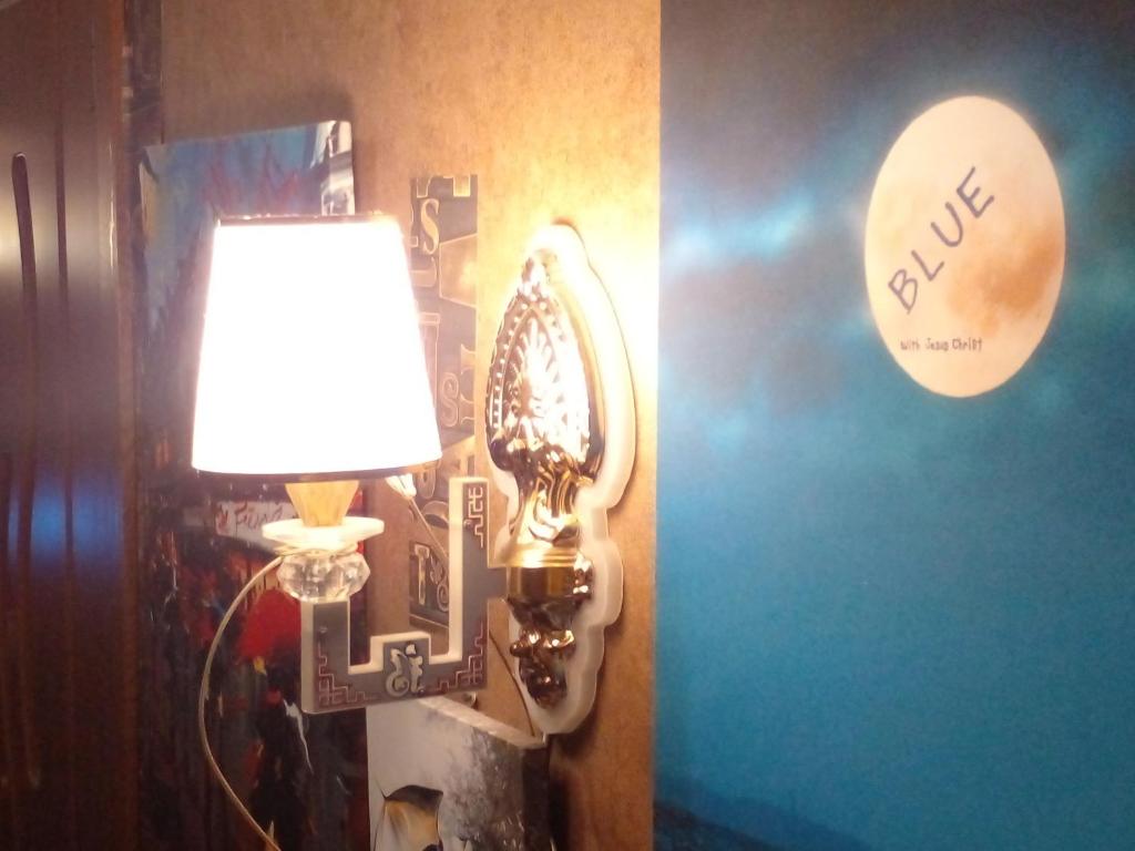 第比利斯BLUE Hostel的贴在墙上的带镜子的灯