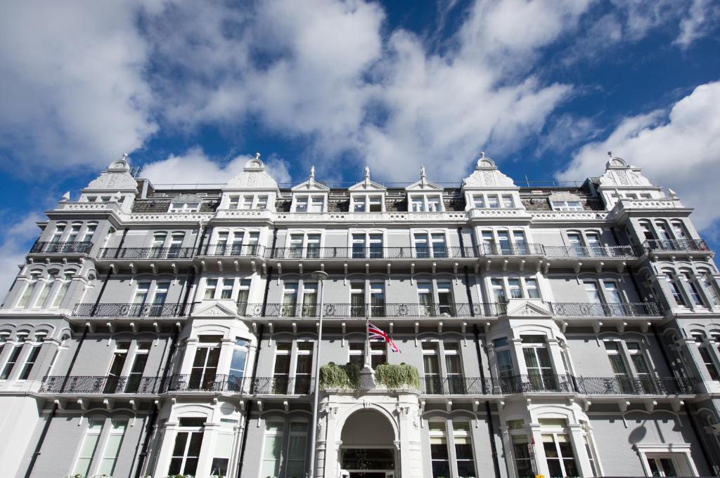 伦敦The Ampersand Hotel - Small Luxury Hotels of the World的一座白色的大建筑,上面有旗帜