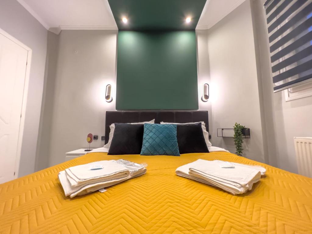 卡瓦拉eliTe deluxe的一间卧室配有一张黄色的大床和毛巾