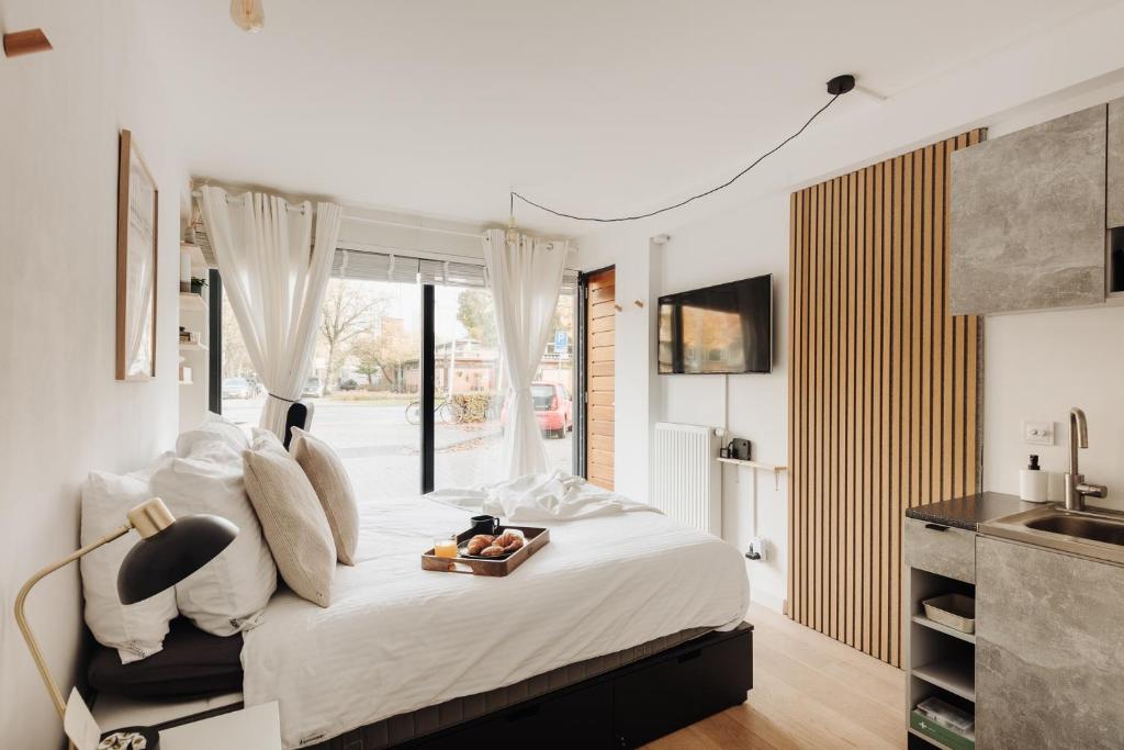 阿姆斯特丹Luxurious Private Studio Amsterdam Zuid的一间卧室配有一张床,上面有水果盘