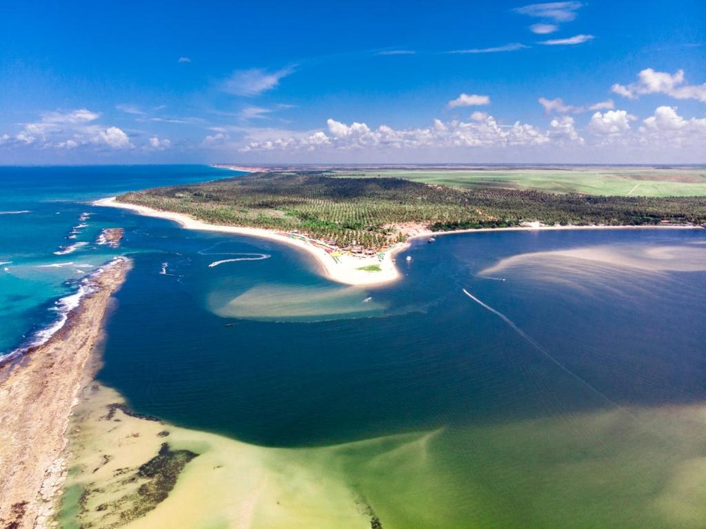 拉巴拉德纳圣米格尔EcoMar - Pousada de Experiência的享有海滩和海洋的空中景致