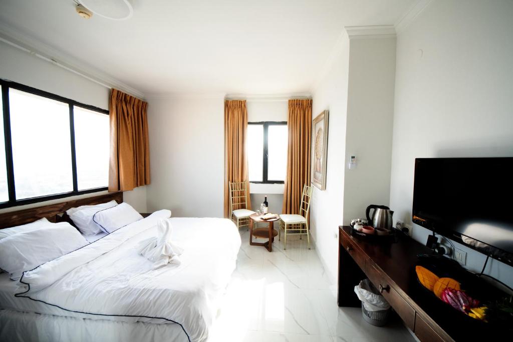 海法Haifa Peak的一间卧室配有一张床和一台平面电视