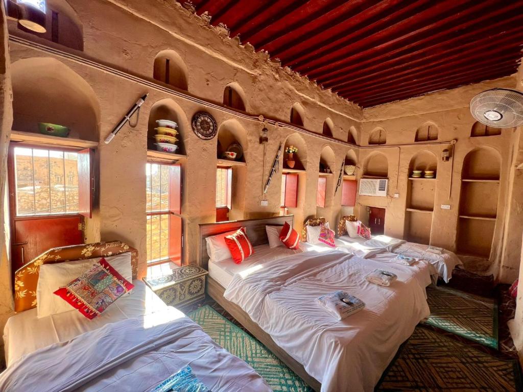 Misfāh阿尔密斯法温馨旅馆的带3张床的窗户客房