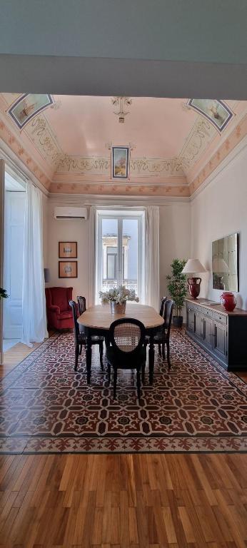 卡塔尼亚La Renaissance的一间带桌椅的用餐室