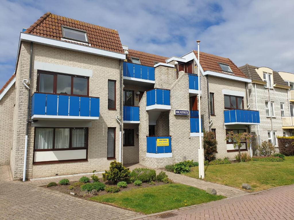 德科赫Appartementen Beatrix的街道上带蓝色阳台的公寓楼