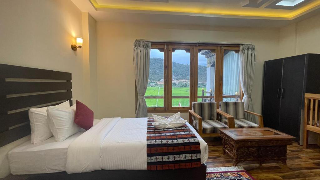 帕罗Zhideychen Resort的酒店客房设有床和窗户。