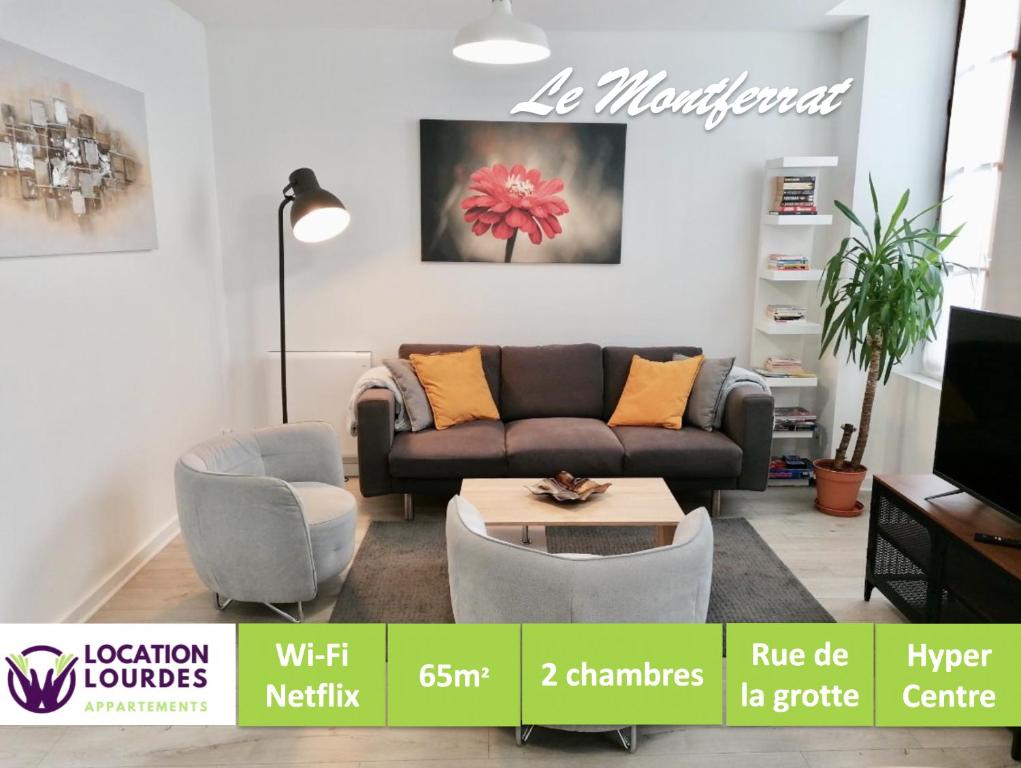 卢尔德Le Montferrat - 65m2 - 2 chambres - Rue de la Grotte - Hyper Centre的客厅配有沙发和桌子