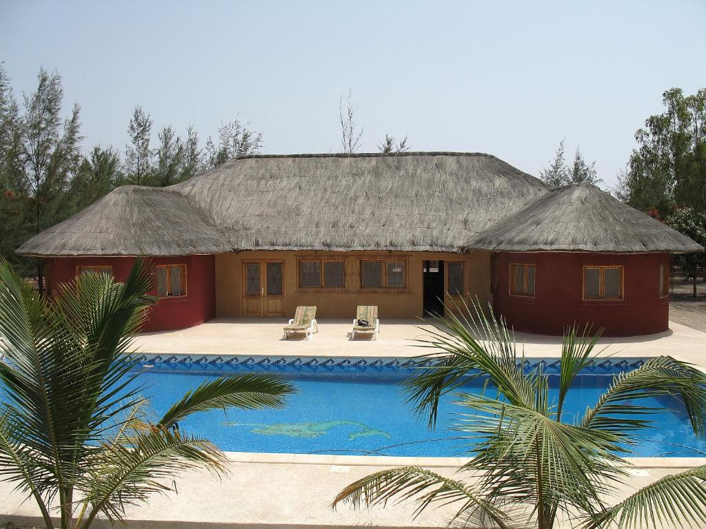 Nianingle baobab de nianing的一座房子前面设有游泳池