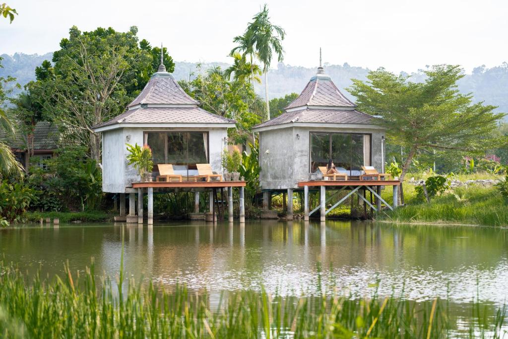 他朗Anodard Phuket, Nai Yang Beach的水体上方设有两个凉亭的度假胜地