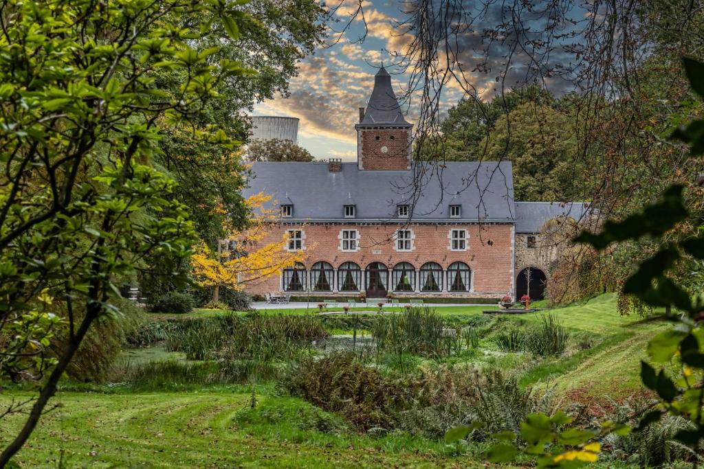 于伊Château de Bonne Espérance的一座大型砖砌建筑,上面有塔楼