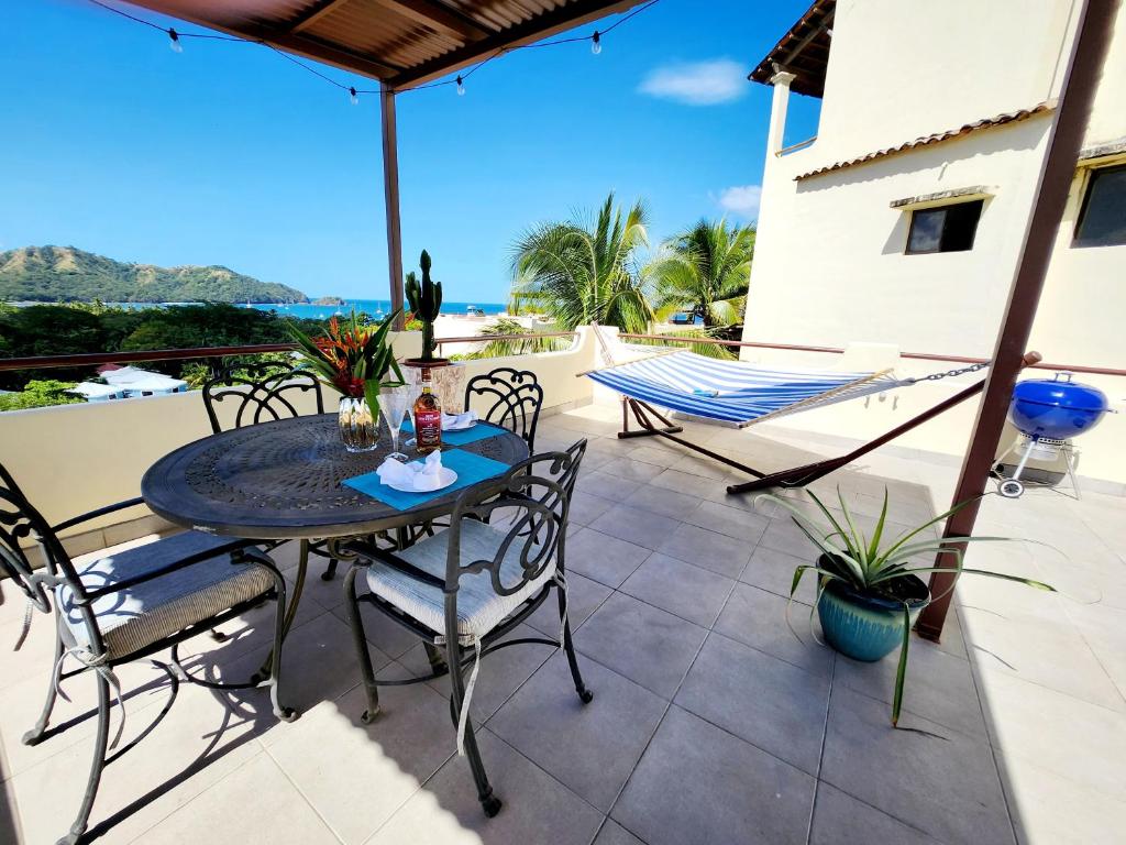 科克Amazing Oceanview rooftop terrace walk to beach的阳台的天井配有桌椅