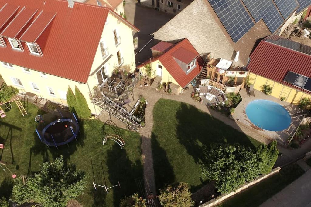 GaukönigshofenFerienwohnung Dürr的享有带游泳池的房屋的空中景致