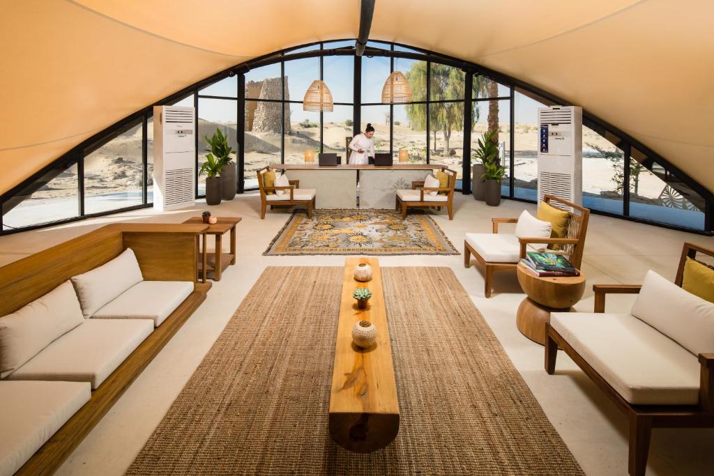 迪拜Terra Solis Dubai的一间有桌椅和窗户的大房间