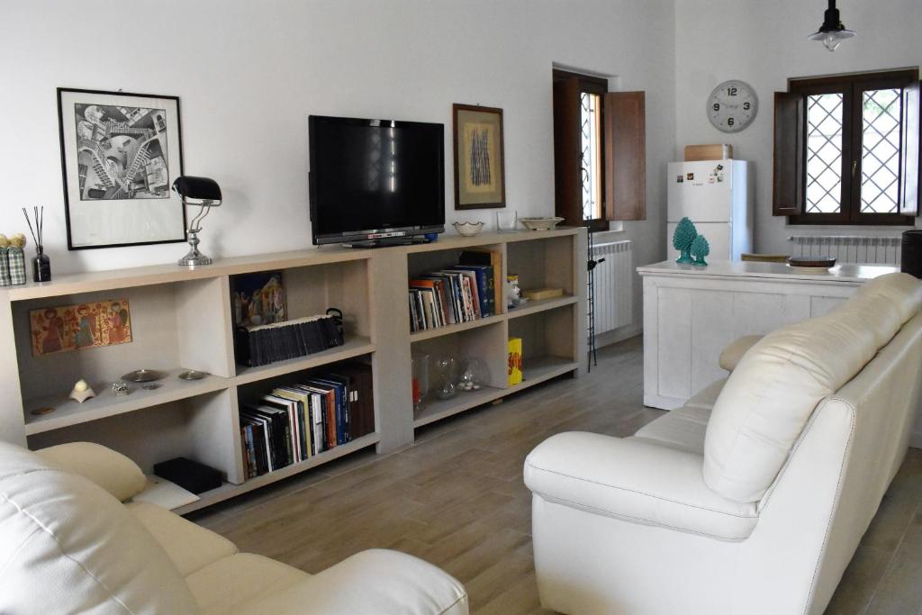拉奎拉Le Radici Home的客厅配有2张白色沙发和电视
