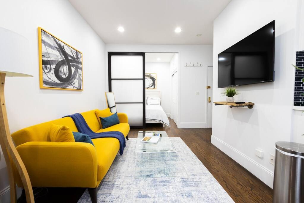 纽约69-2D Stylish Lower East Side 1BR Apt BRAND NEW的客厅设有黄色沙发和电视