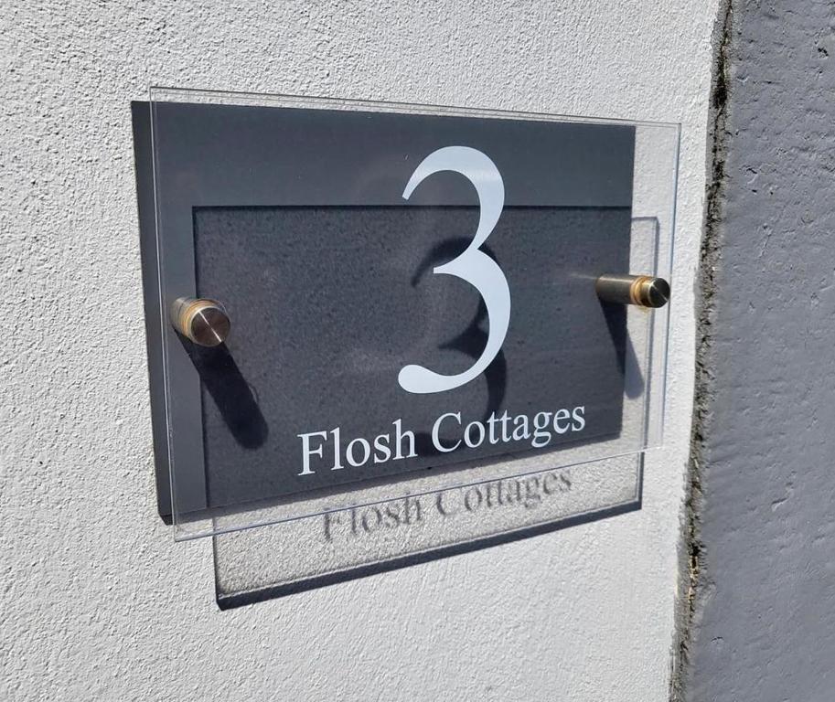 克利特Flosh Cottage Lake District的墙上的鱼学院标志
