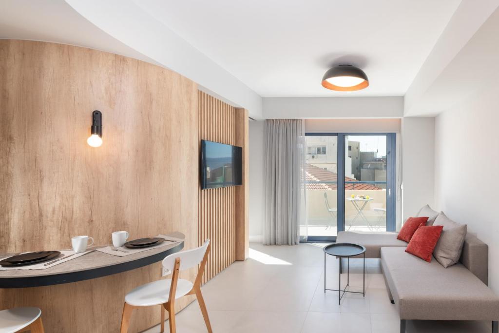 海若克利欧Evans Luxurious Apartment 2的客厅配有沙发和桌子