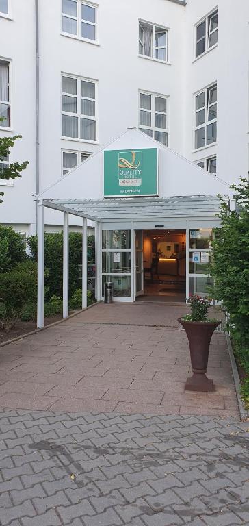 埃朗根Quality Hotel Erlangen Garni的前面有白色天篷的建筑