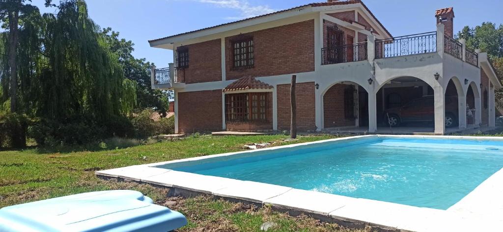 圣洛伦索La Viajera的一座房子前面设有游泳池