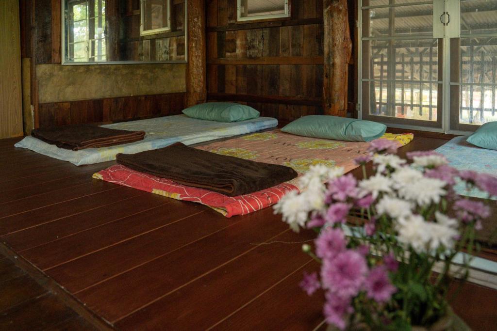 清道Art House at Chiangdao - Waterlily House的花卉地板上带三张床的房间