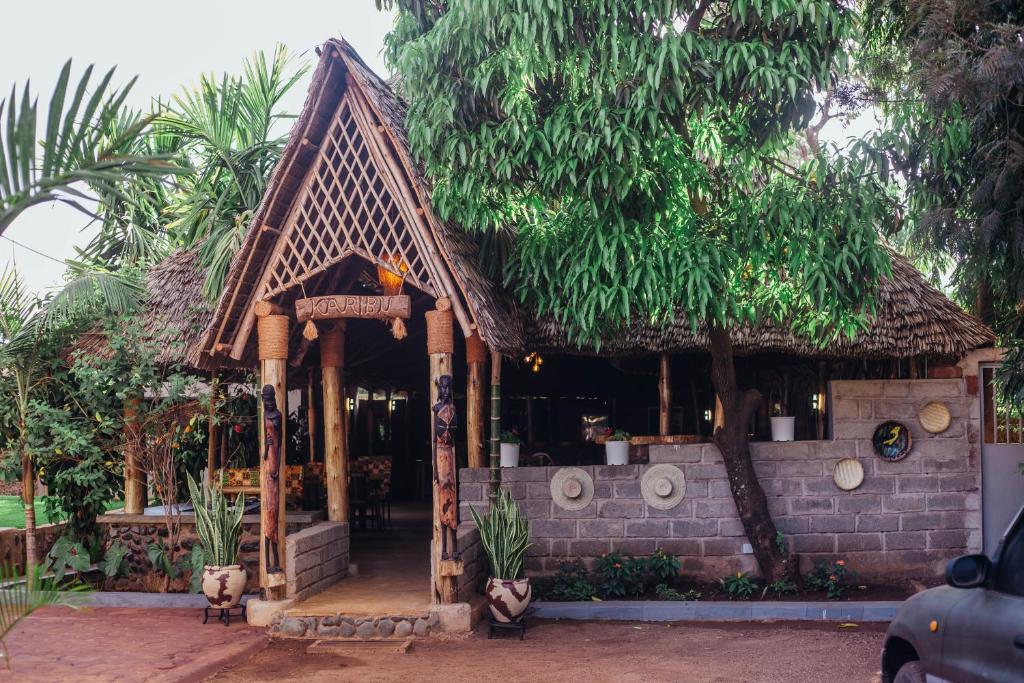 莫希Kilimanjaro Scenic Lodge的一座带屋顶的小建筑