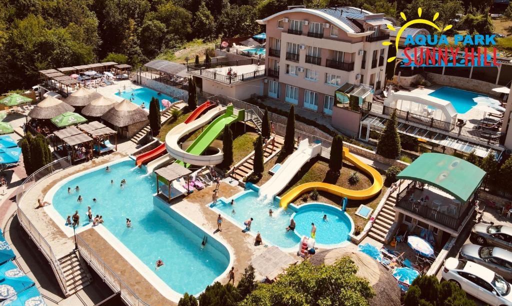 弗尔尼亚奇卡矿泉镇Sunny Hill Apartments & Aqua Park的享有度假村游泳池的空中景致