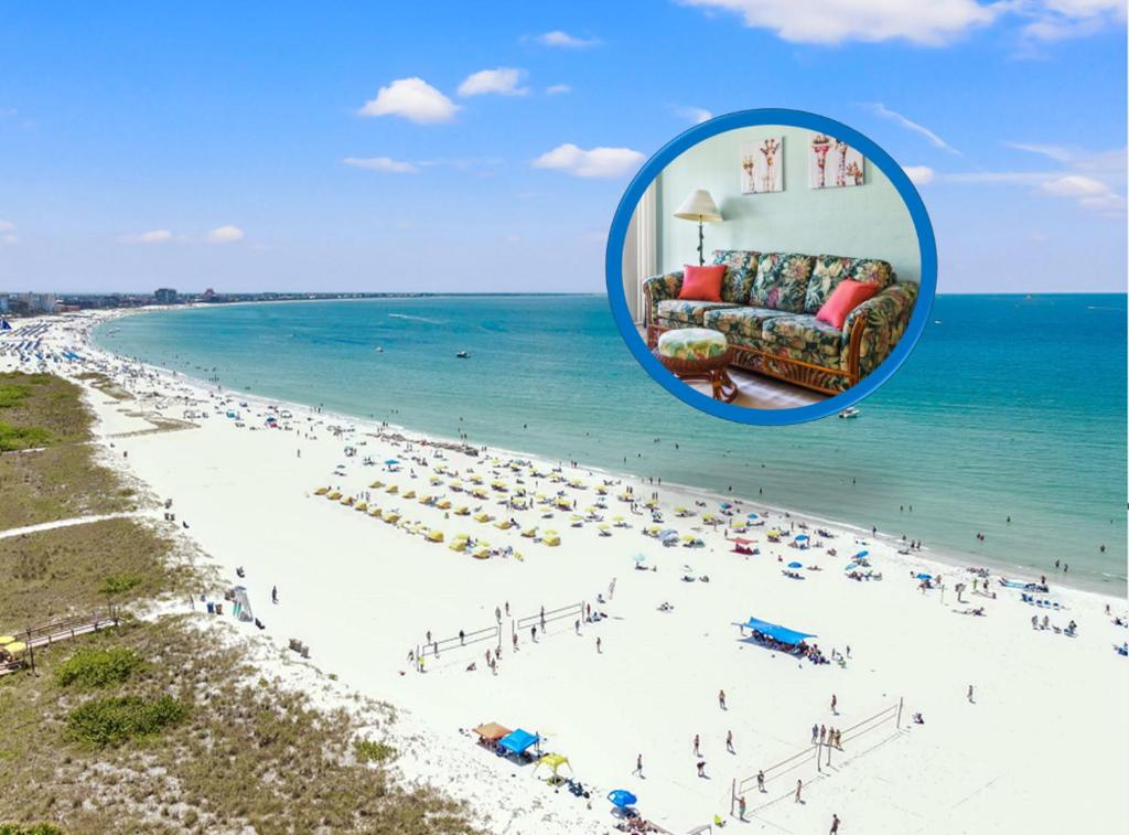 圣徒皮特海滩Majestic Beach Condo with Heated POOL in St Pete Beach的一张海滩的照片,上面有一张沙发