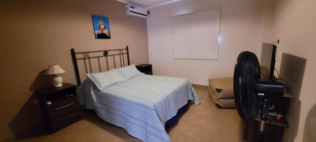 卡塔马卡Dúplex amplio y luminoso的一间卧室配有一张床、梳妆台和风扇