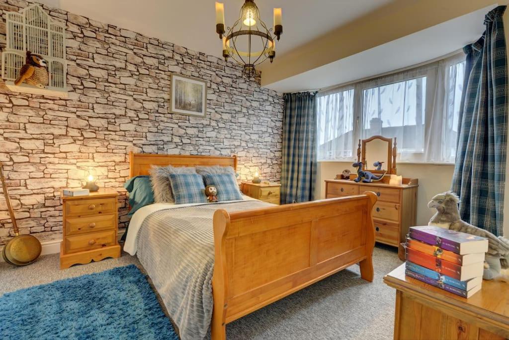 沃特福德Hagrid's Hut的一间卧室设有一张床和砖墙