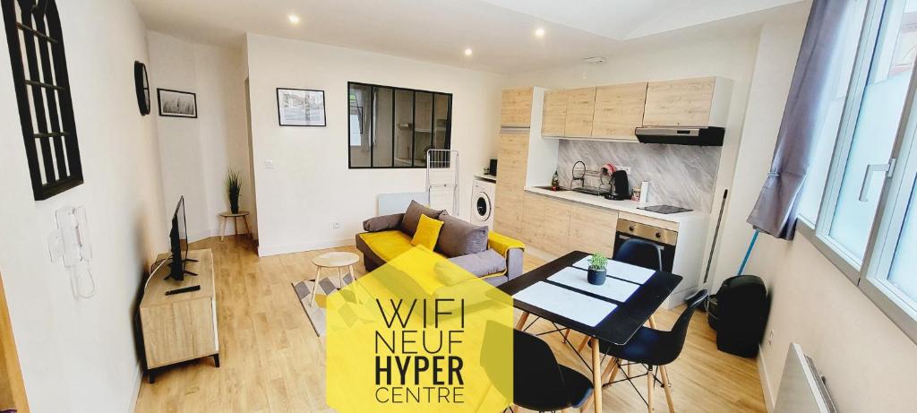 蒙德马桑Le Wlérick 1 - Hyper centre - Au calme - Wifi的客厅配有黄色的沙发和桌子