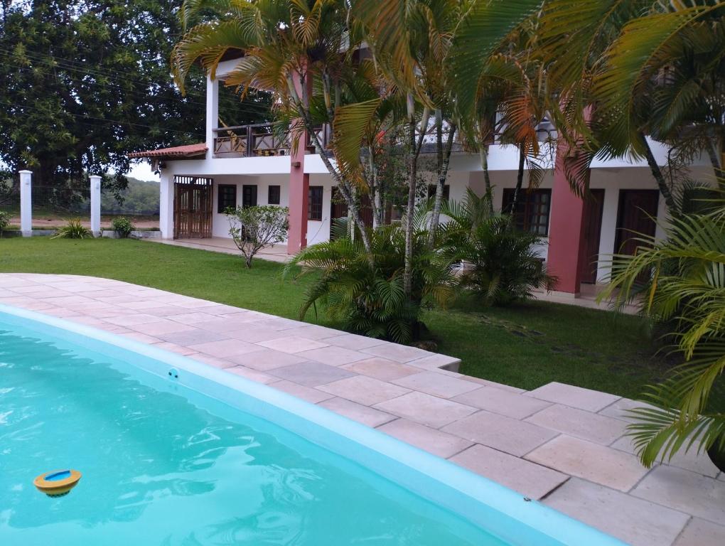科曼达图巴岛Pousada São Nunca的房子前面的房子和游泳池