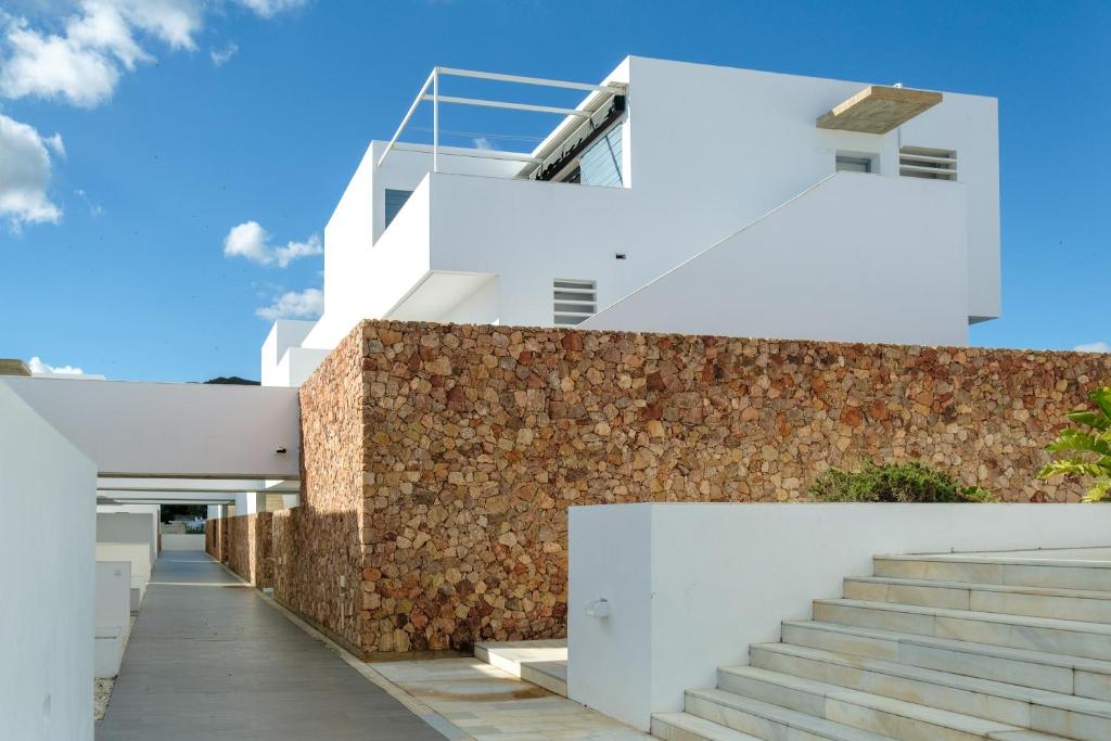 拉斯内格拉斯Atico En Las Negras的白色的房子,设有石墙和楼梯