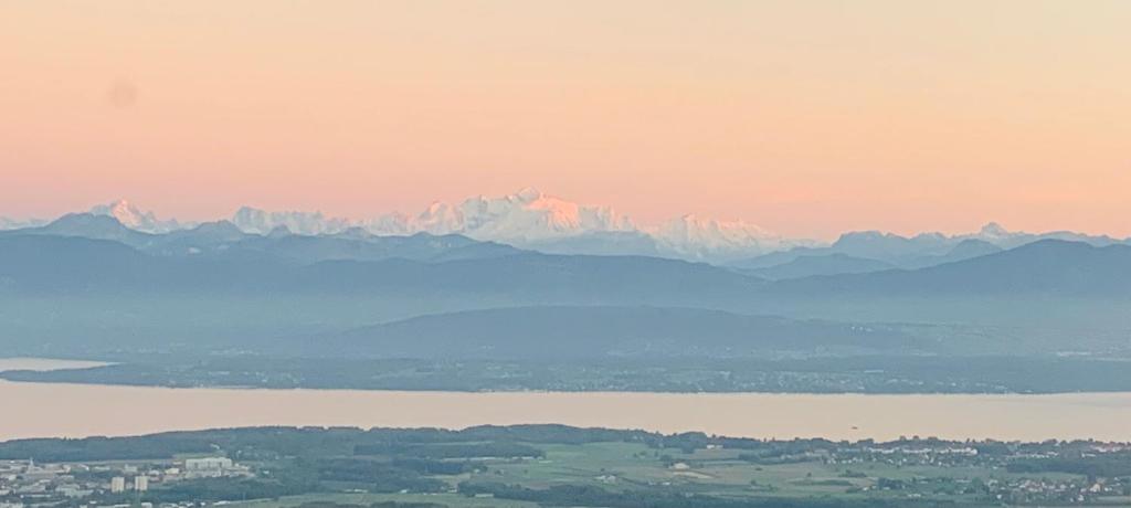 阿泽尔La Romély的享有远处湖泊和山脉的美景。