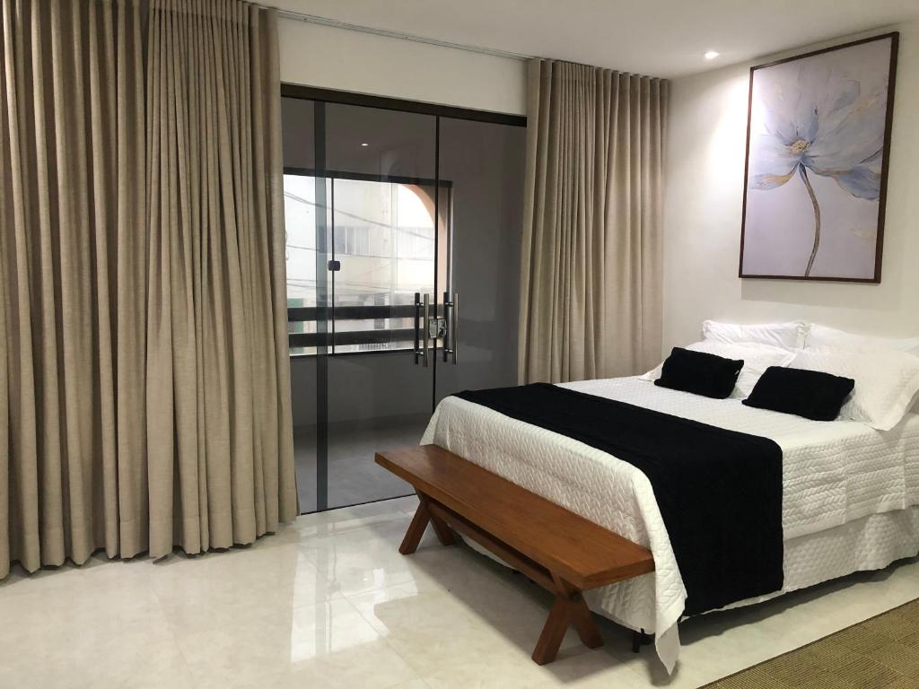 萨尔瓦多TURISHOUSE SUITES的一间卧室设有一张大床和一个窗户。