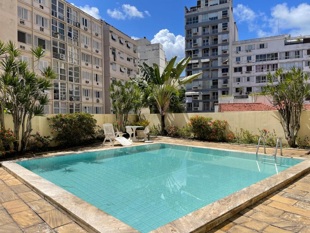 里约热内卢Ipanema - Rainha Elizabeth - 2 Quartos的一座大型游泳池,其建筑背景为: