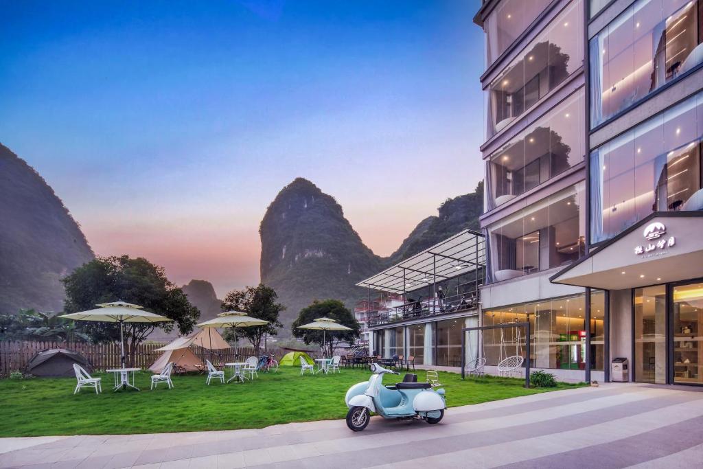 阳朔Lanshan Moon Resort的停在大楼前的摩托车