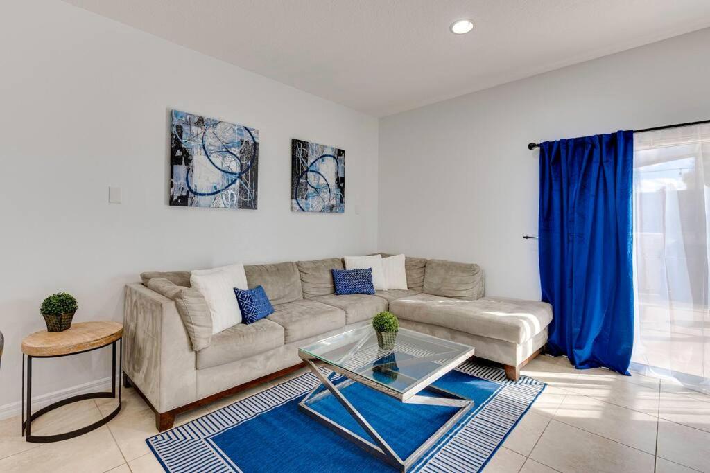 基西米Welcome to Villa Azul, your home away from home!的带沙发和玻璃桌的客厅
