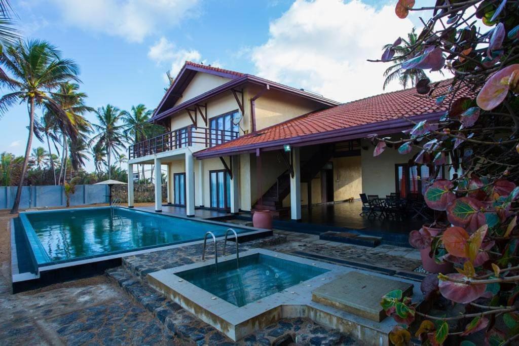 BopitiyaReef Bungalow Private Villa, 4 bedrooms的房屋前有游泳池的房子