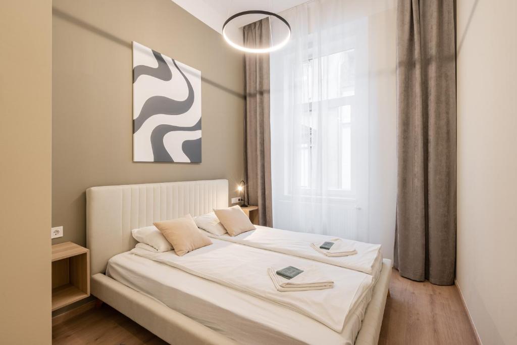 布达佩斯N36- Boutique Apartments, Best Location, By BQA的一间卧室设有两张床和大窗户