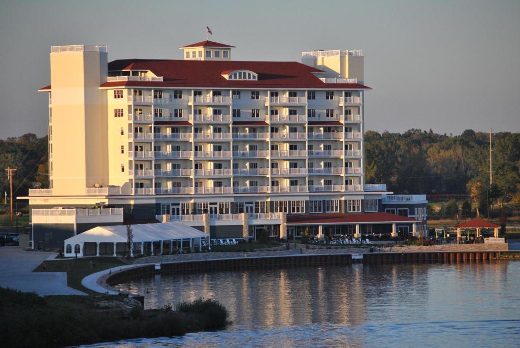 圣约瑟夫The Inn at Harbor Shores的水体旁边一座大建筑的酒店