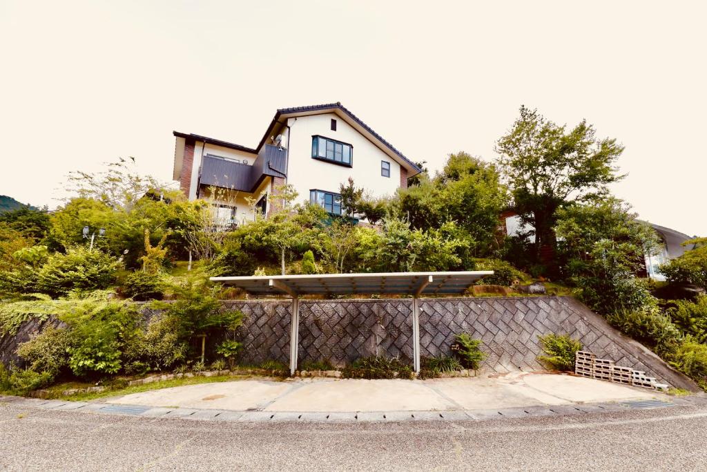 松江市森の香的山顶上带围栏的房子