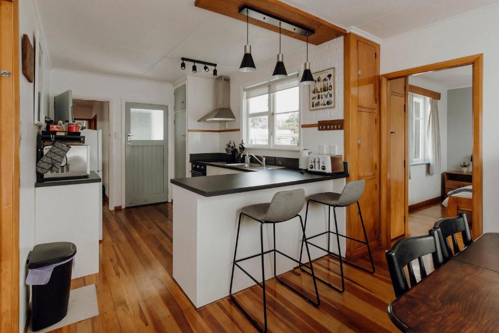 THE BAREFOOT BUNGALOW OPUNAKE BEACH预订_THE BAREFOOT BUNGALOW OPUNAKE