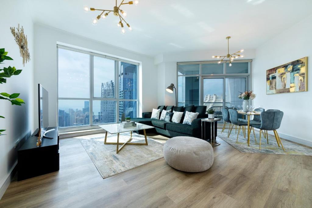 迪拜Maison Privee - High-Floor Trendy Apt with Marina, Palm & Ocean Vws的客厅配有沙发和桌子