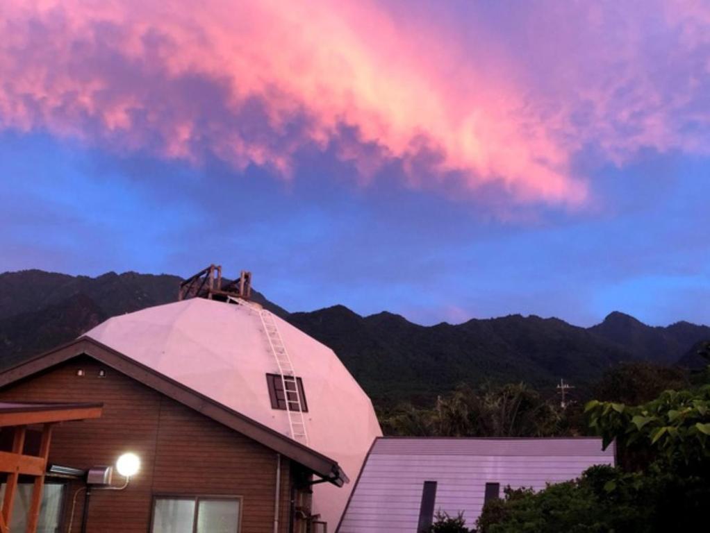 屋久岛Takahira Base - Vacation STAY 61542v的粉红色的天空,谷仓和筒仓