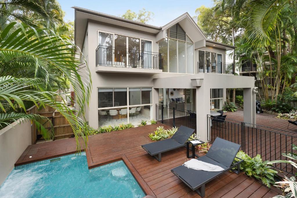 努萨角9 Little Cove Road, Noosa Heads的一座带游泳池的房子的图象