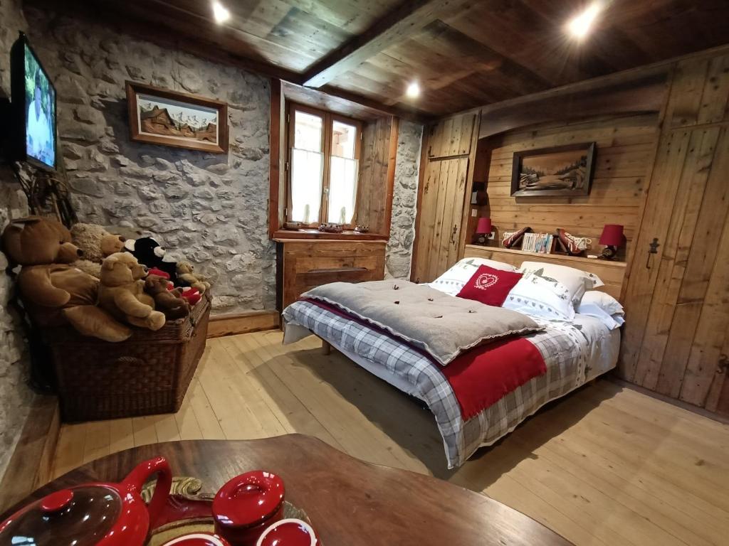瓦什雷斯La montagnarde des Sapins Blancs的卧室配有一张床和一张桌子